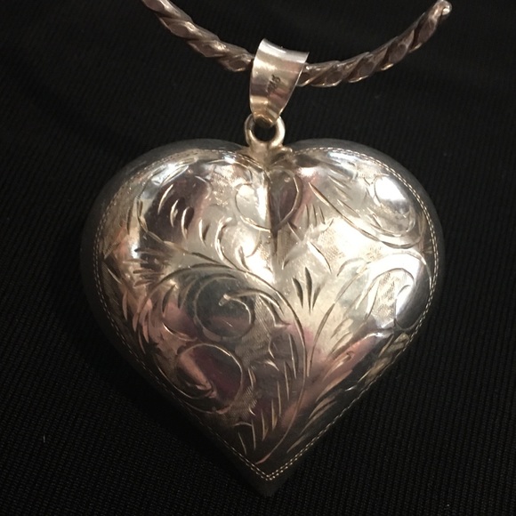 Jewelry - SS Vintage Puffed Heart Pendant